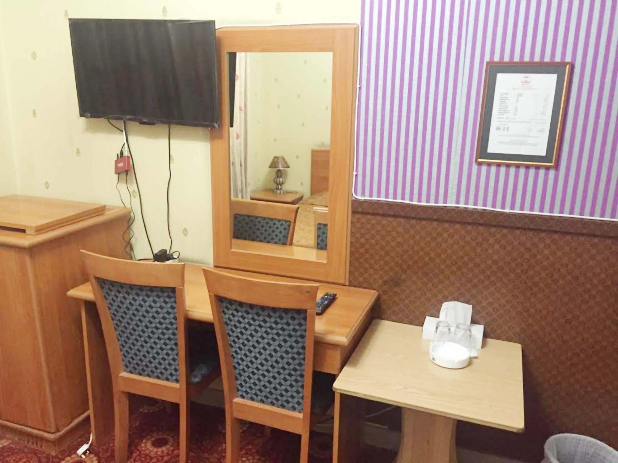 Royal Garden Hotel Дубай Екстериор снимка